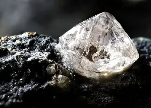 Brazilian scientists identify new mineral species in diamond